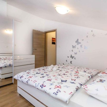 Apartment In Malinska/Insel Krk 38057 Екстер'єр фото