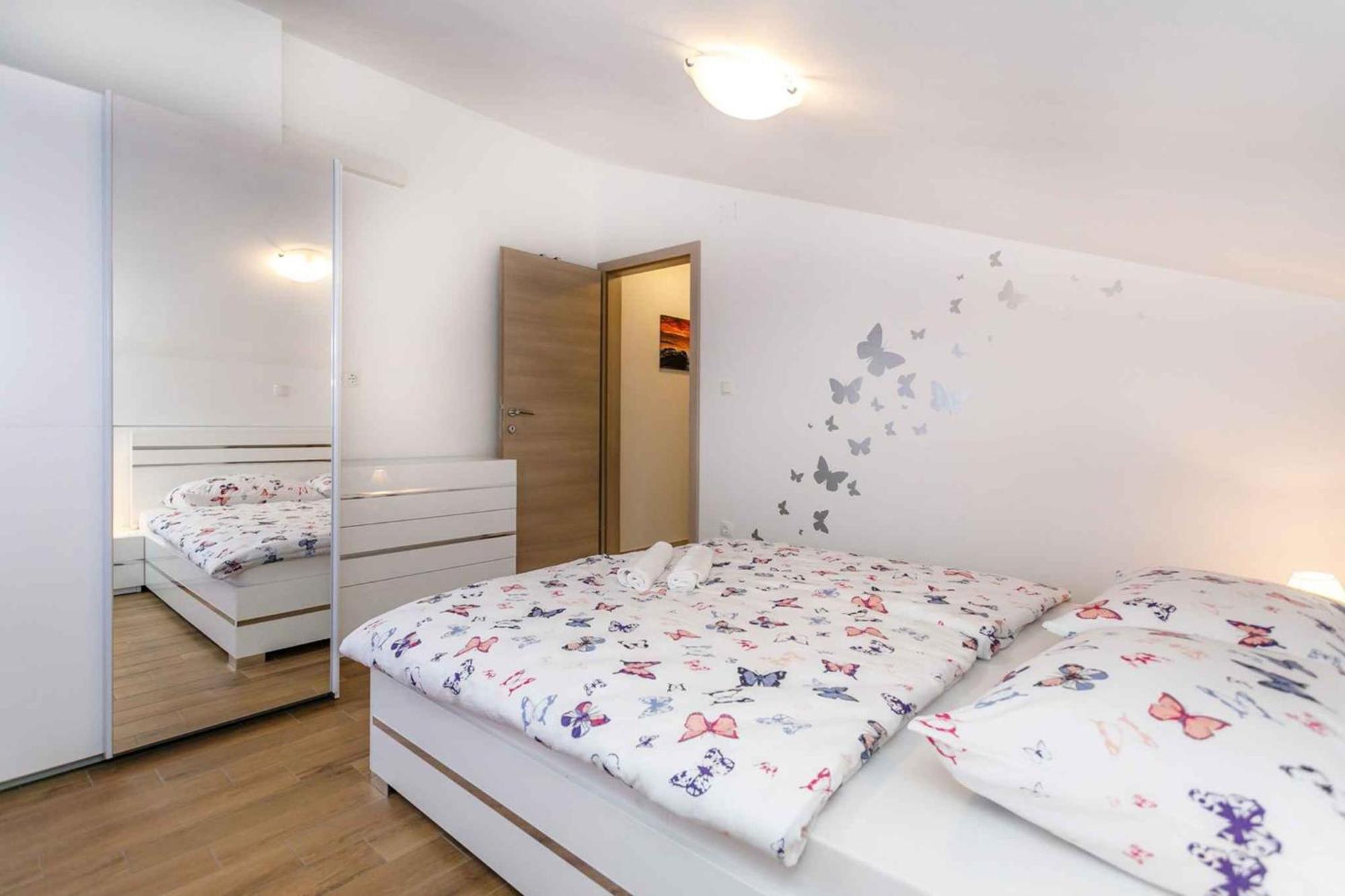 Apartment In Malinska/Insel Krk 38057 Екстер'єр фото