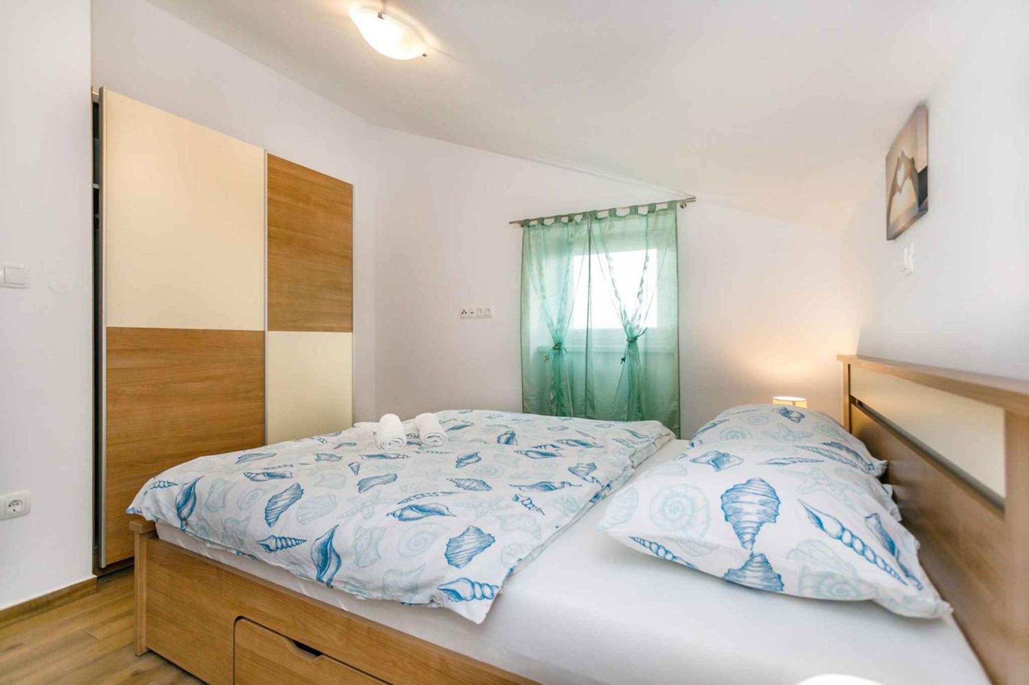 Apartment In Malinska/Insel Krk 38057 Екстер'єр фото